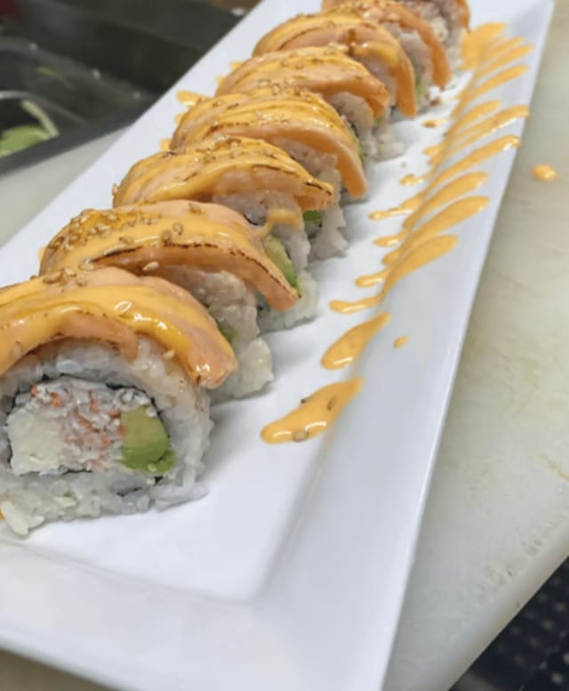 Seared Salmon Roll (10pcs).